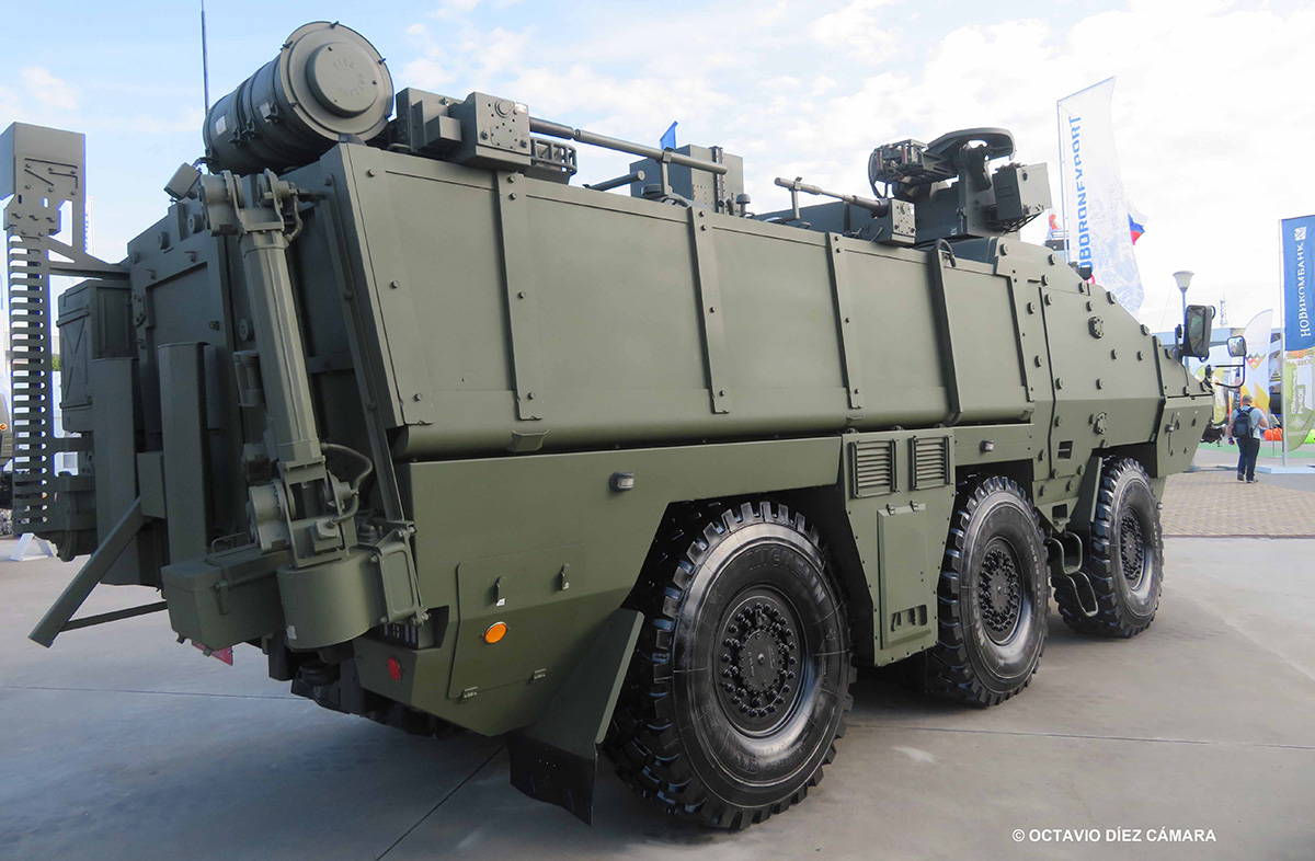 A la zaga del vehículo se incluyen algunos de los implementos y sistemas que facilitan la labor de reconocimiento para la que ha sido concebido el RHM-9 de Rusia. (Octavio Díez Cámara)